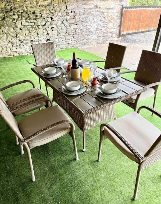 Tom Rocky'S Farmyard Villa Templemore Esterno foto